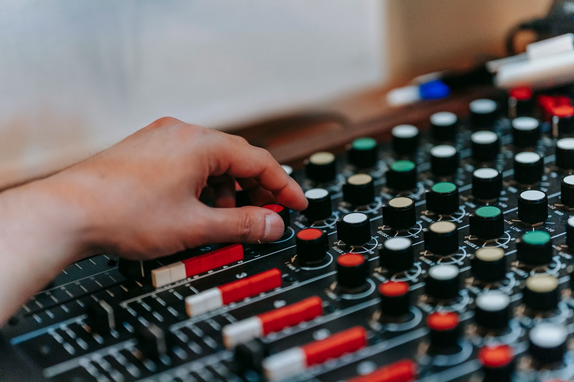 Plugins d’EQ gratuits pour sculpter un master avant de le pousser — interface de plugins de mastering audio