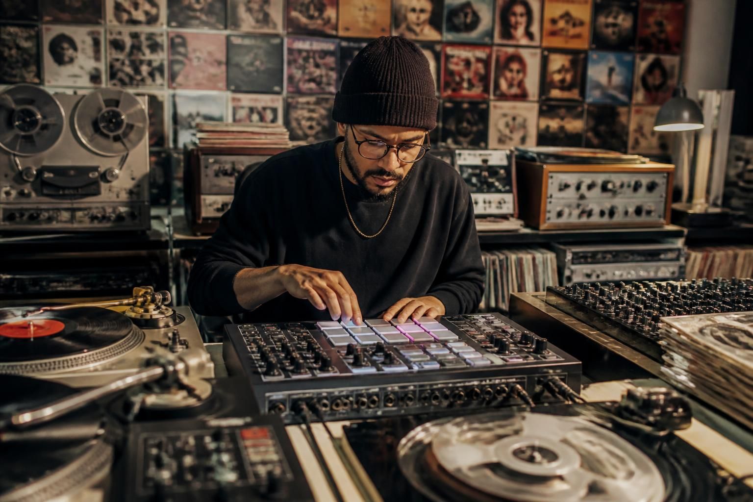 découvrez ce qu'est le sampling en musique, ses origines et les techniques utilisées pour créer des morceaux uniques à partir d'extraits sonores.