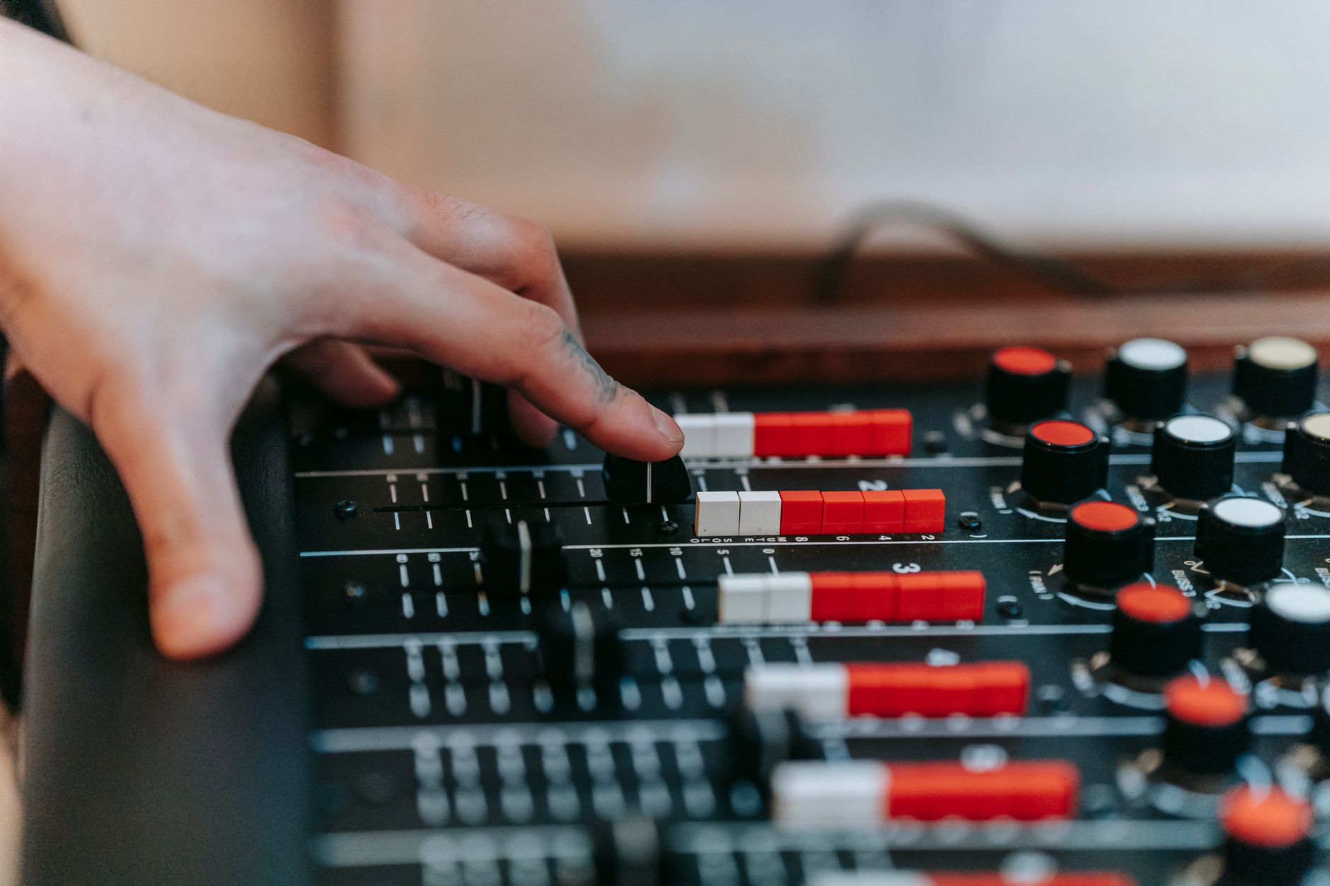 Débuter en MAO sans se perdre dans la technique : poser le bon cadre mental — équipement studio de production musicale