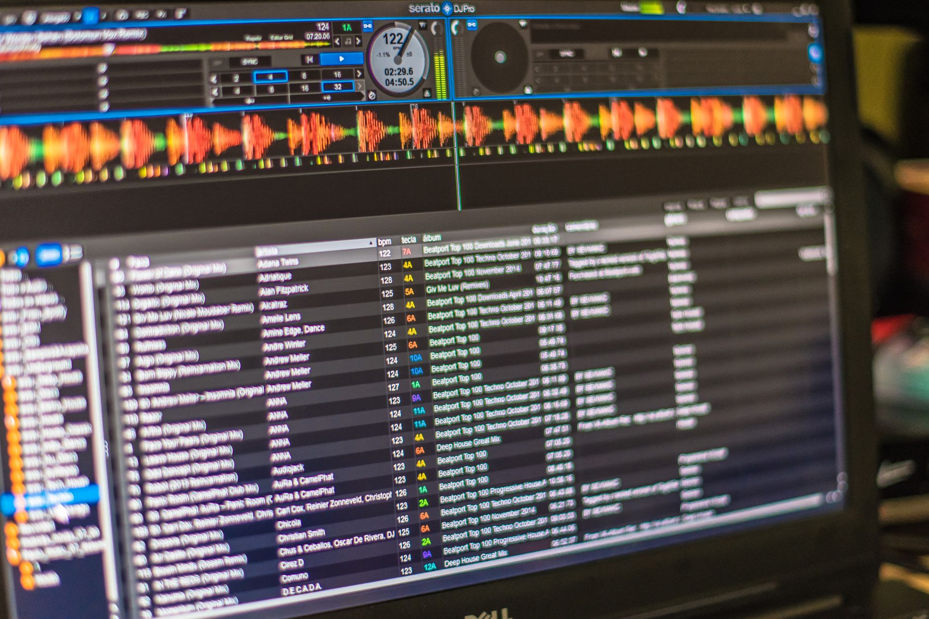 djay (Algoriddim) sur iPad et iPhone : le mixage DJ mobile qui tient la route — interface de logiciel DJ sur ordinateur portable