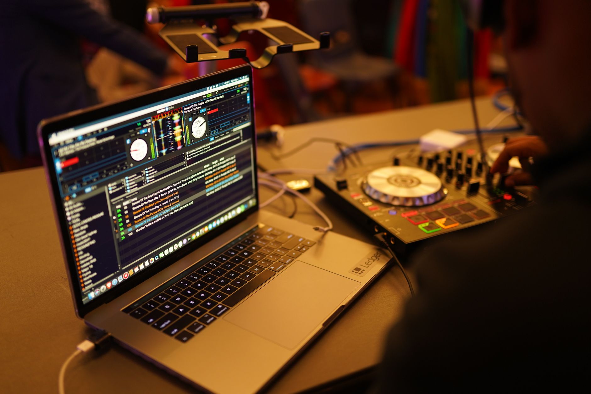 djay (Algoriddim) mixer en DJ — interface de logiciel DJ sur ordinateur portable