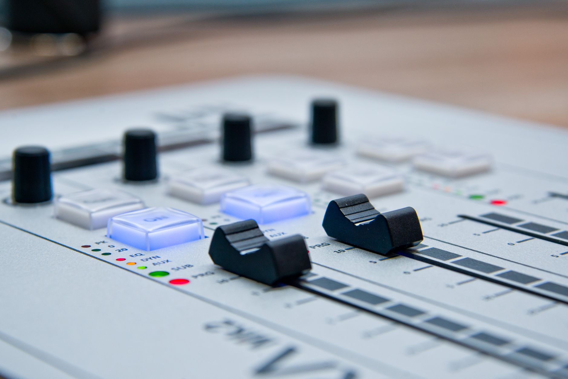 Auto-Tune : définition claire, rôle et image dans la musique actuelle — studio de musique équipement Auto-Tune