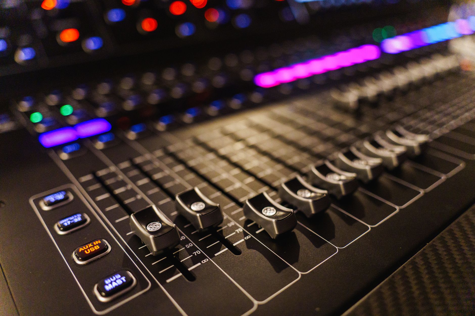 Sound design : définition concrète et concepts qui servent vraiment — équipement de studio de mixage audio