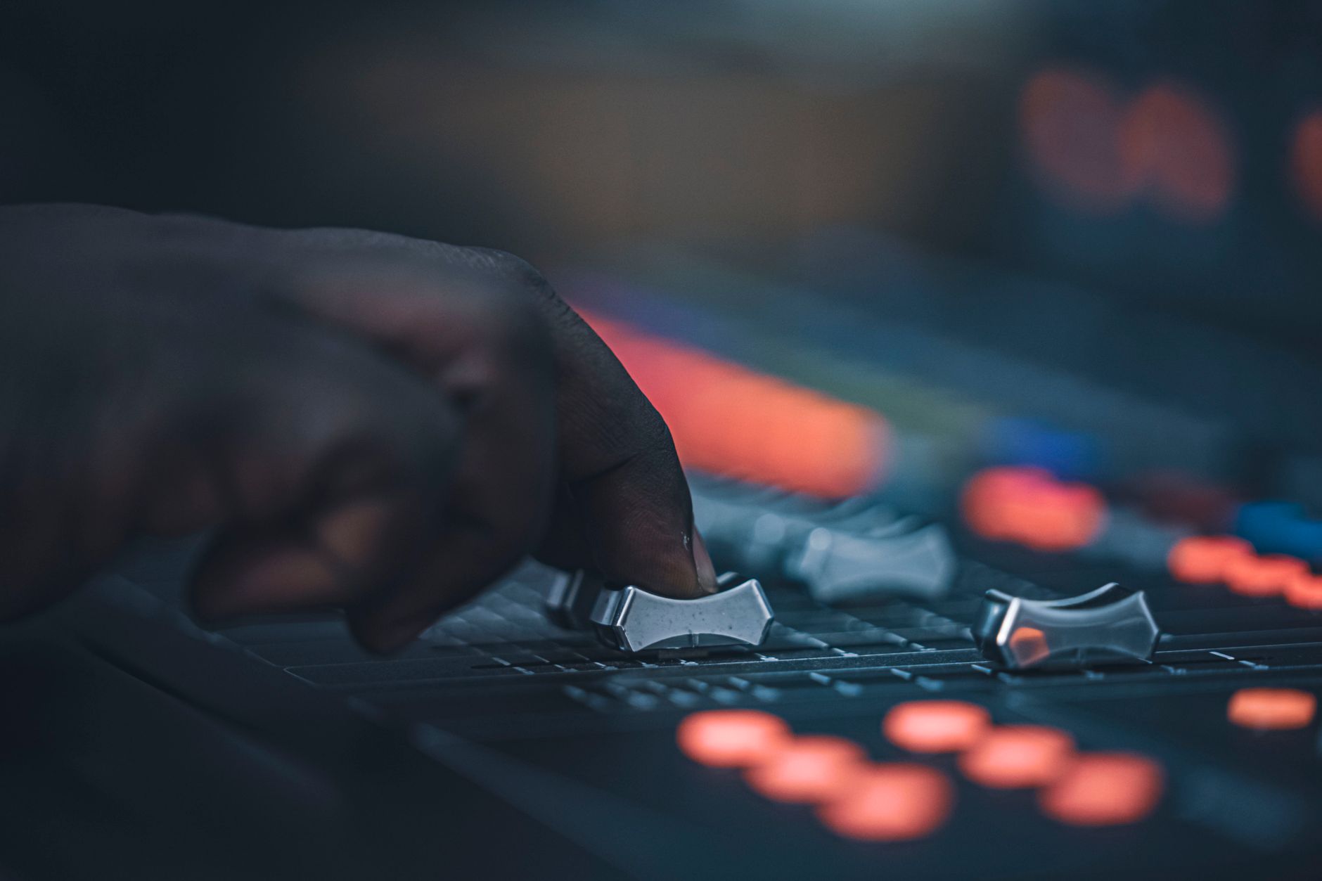 Chaîne vocale minimale efficace : EQ, compression, de-esser et effets — équipement de studio de mixage audio