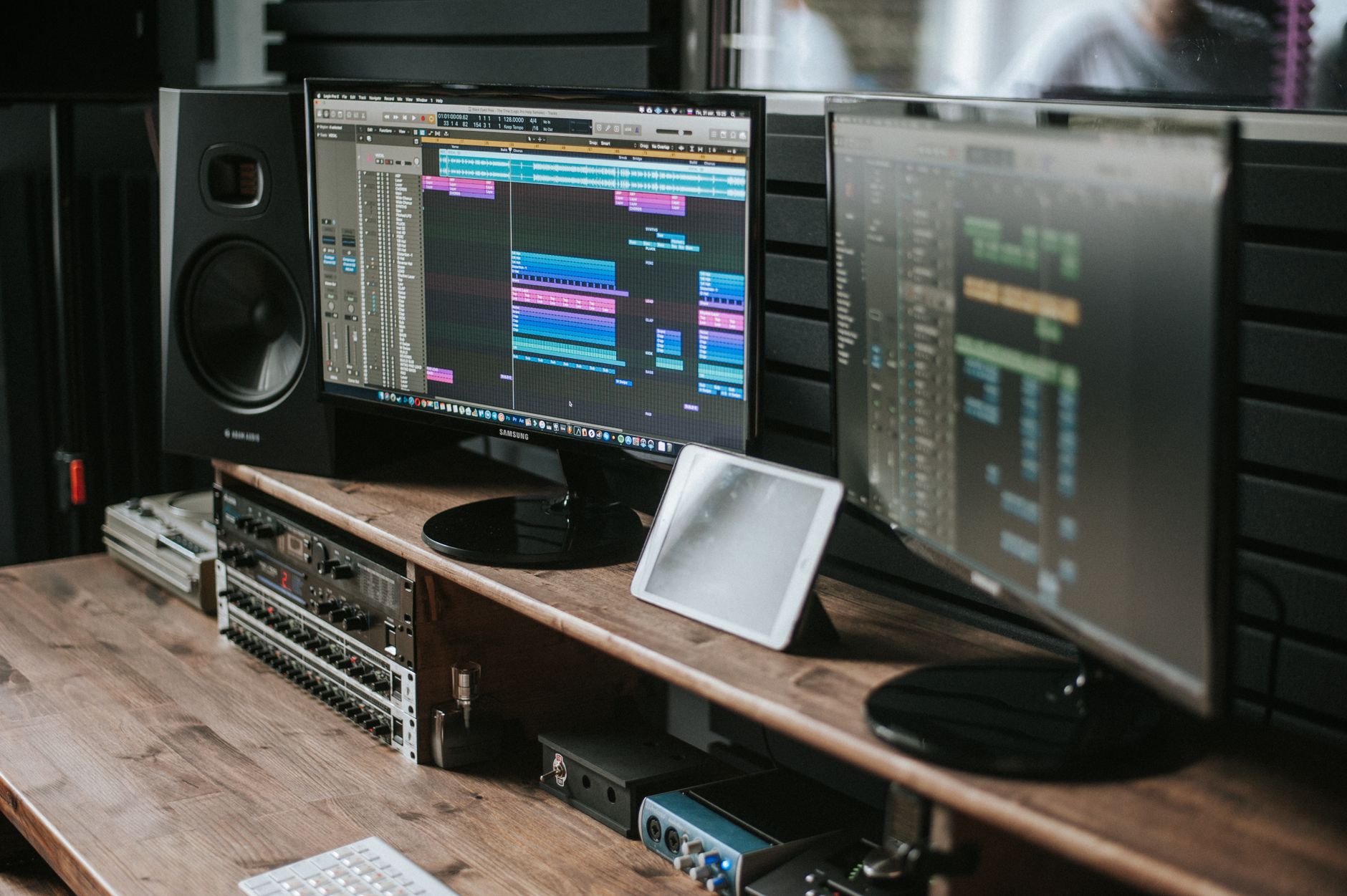 Musique assistée par ordinateur : principes de base et héritage historique — configuration de production musicale sur ordinateur