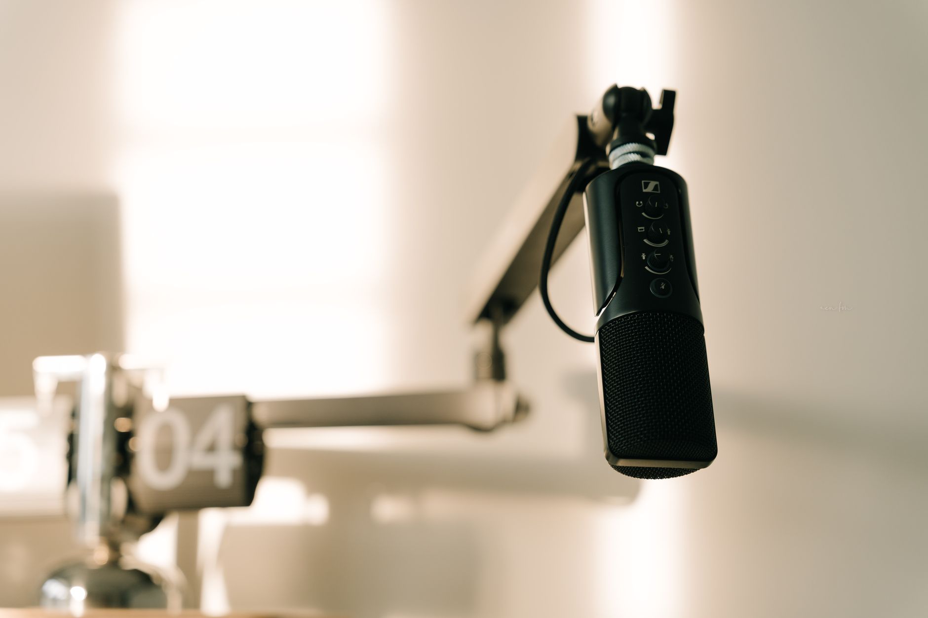 Choisir son microphone podcast : USB, XLR, dynamique, condensateur — installation de microphone podcast studio