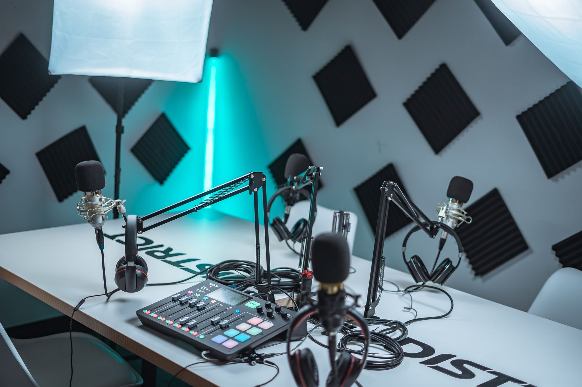 10 micros de podcast pour — installation de microphone podcast studio