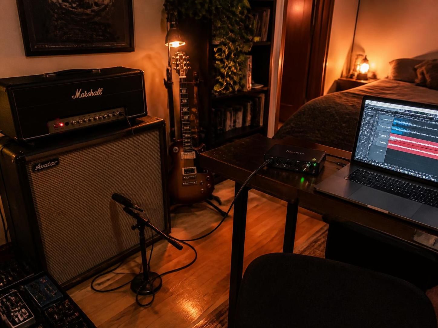 découvrez 3 techniques simples pour enregistrer votre guitare à la maison facilement et obtenir un son de qualité sans équipement professionnel.
