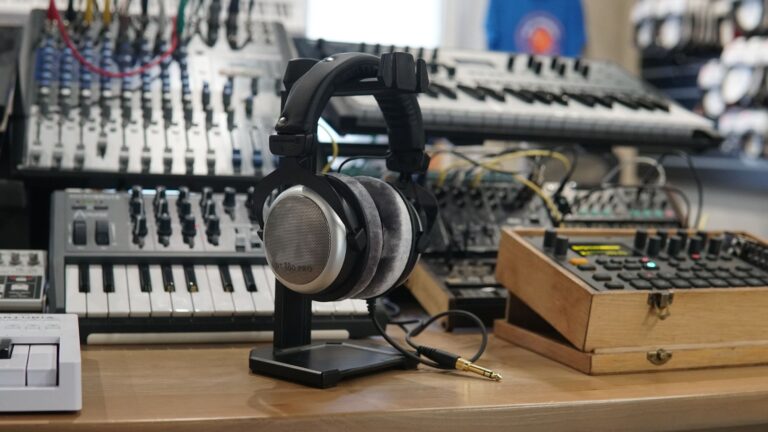 Beyerdynamic DT 990 Pro le — casque Beyerdynamic DT 990 Pro en studio
