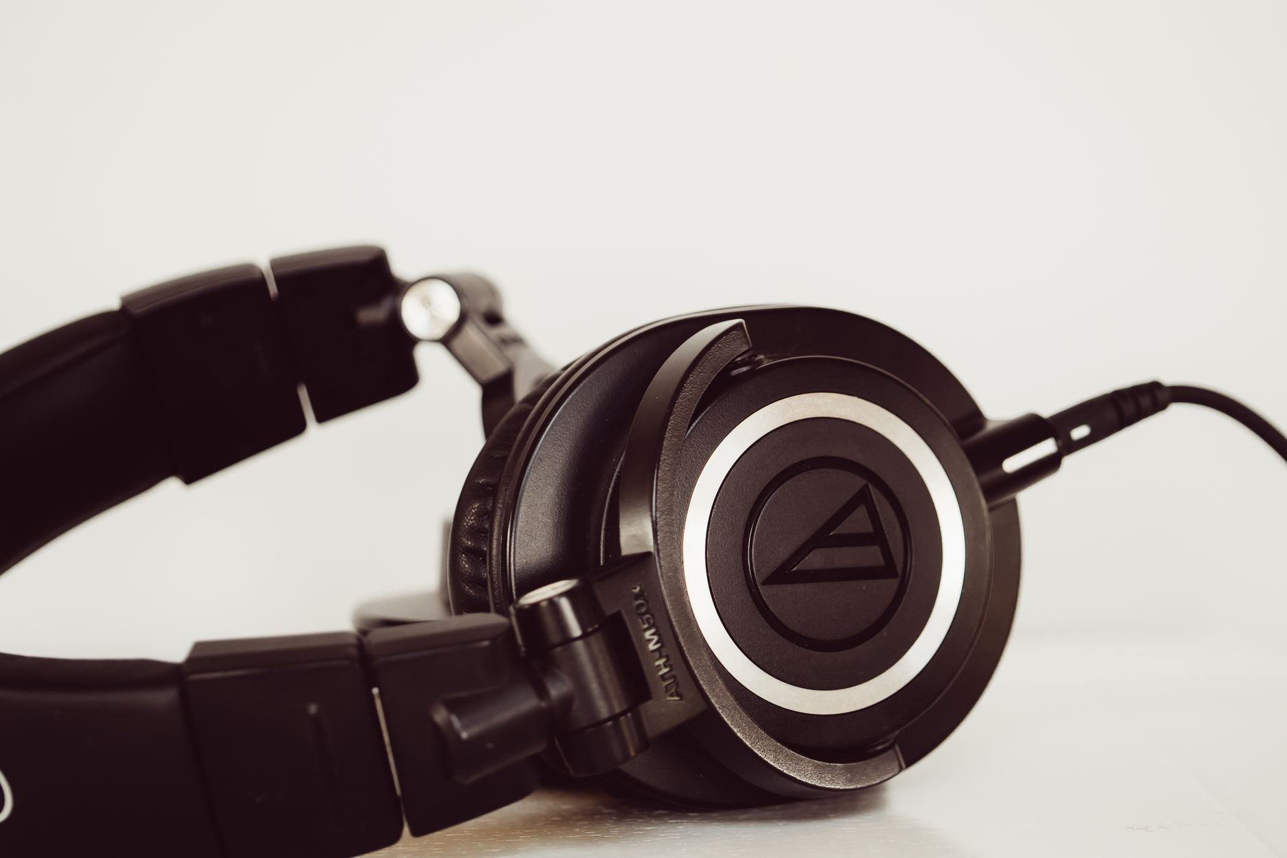 Casque fermé en studio : allié des prises, piège possible pour le mix — comparaison casques studio ouverts fermés