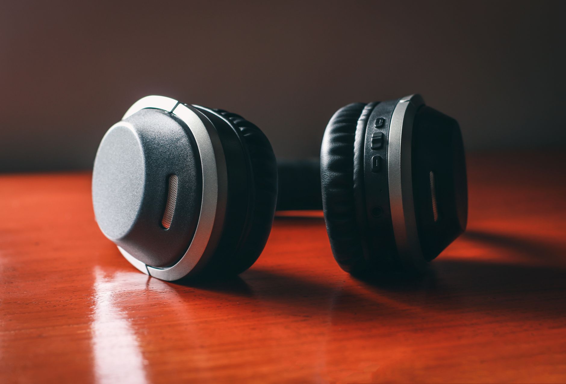 Comparatif casques audio : formats, usages et limites selon les profils — divers casques audio sur une table