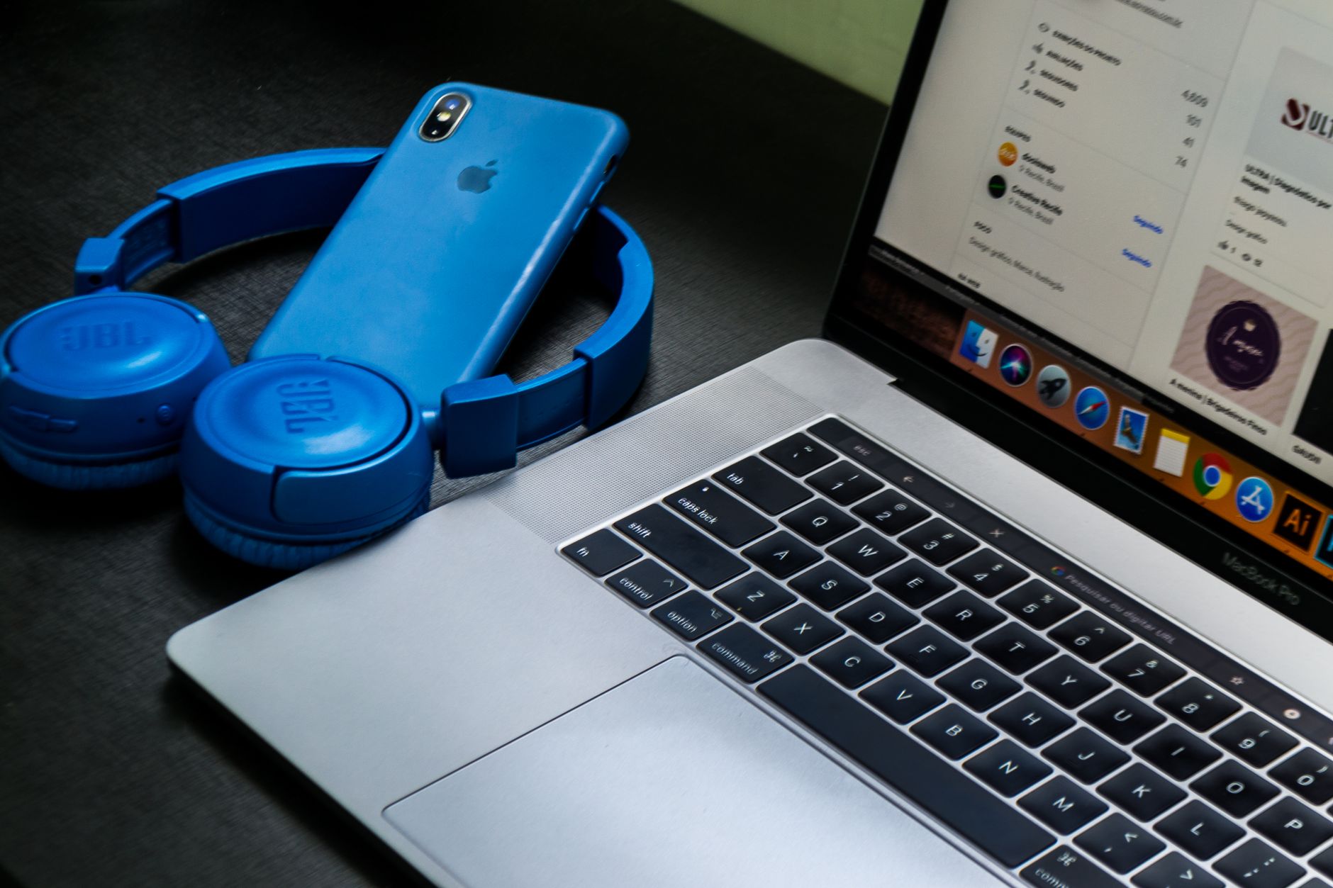 Comparatif casques audio guide d'achat — divers casques audio sur une table