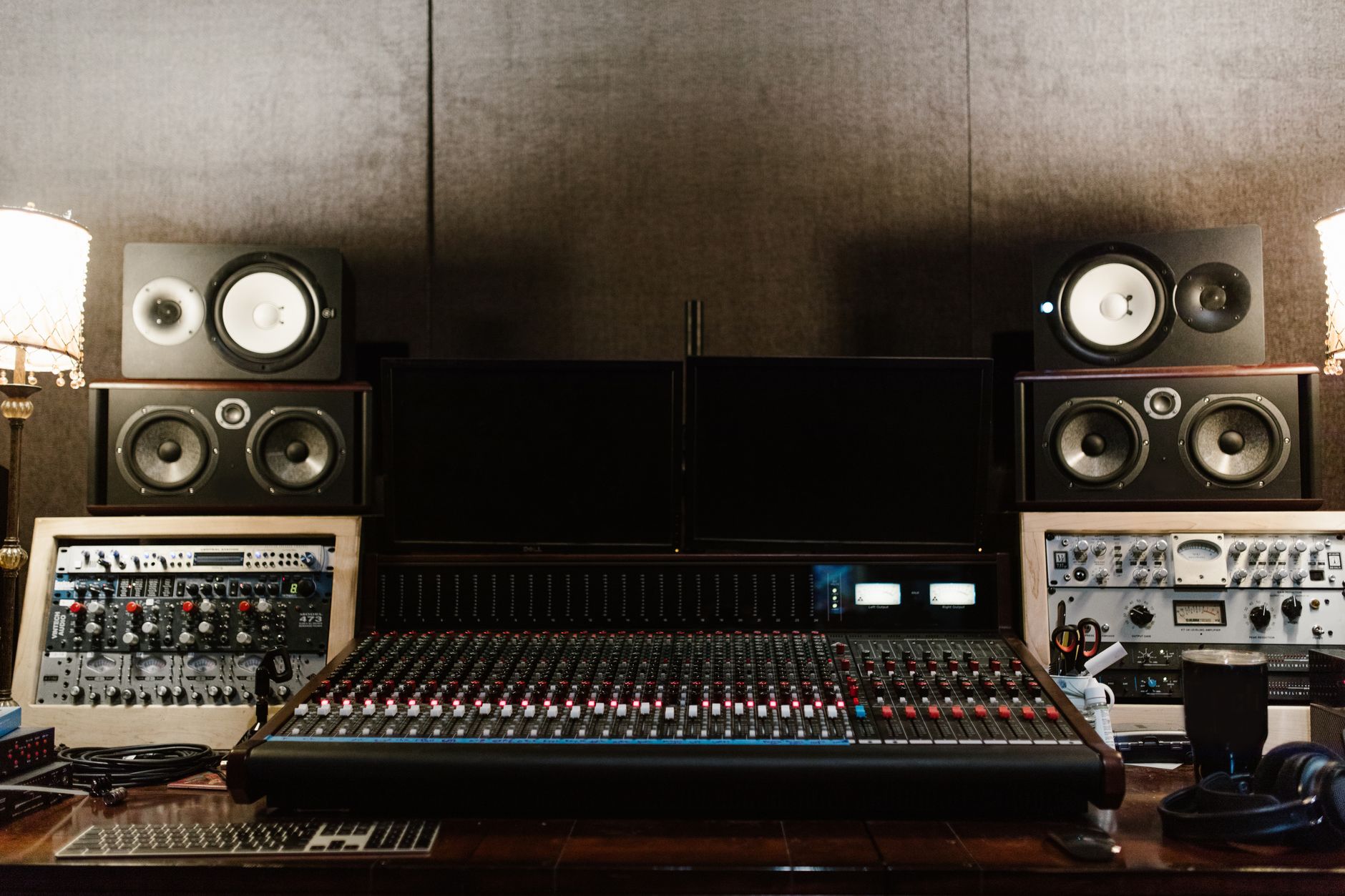 Enceinte de monitoring : une écoute neutre pour le studio d’enregistrement — configuration d'enceintes de monitoring