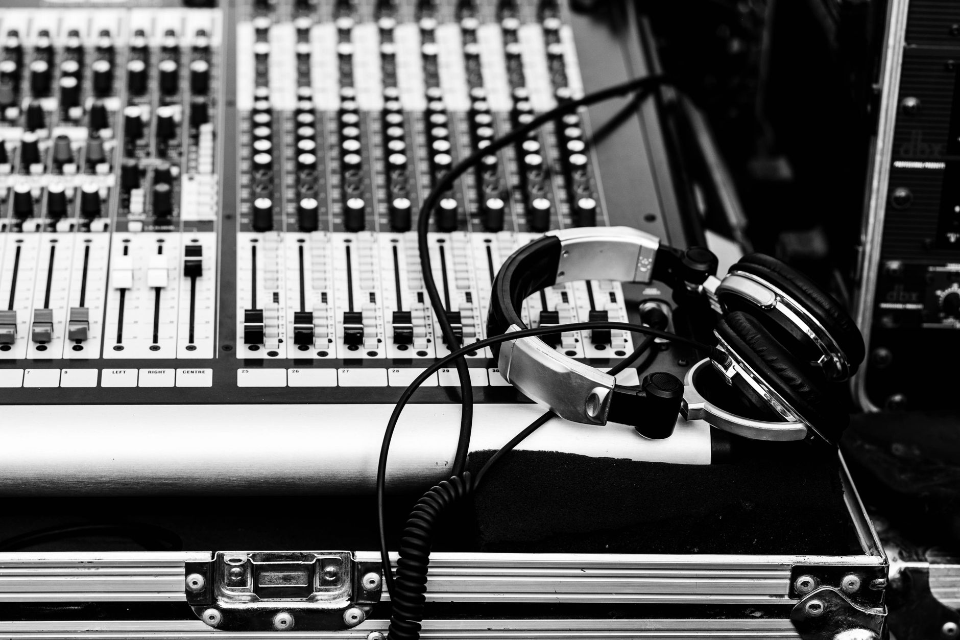 Les 5 meilleures tables de mixage pour débutant en 2026 : panorama et comparatif — configuration de table de mixage DJ