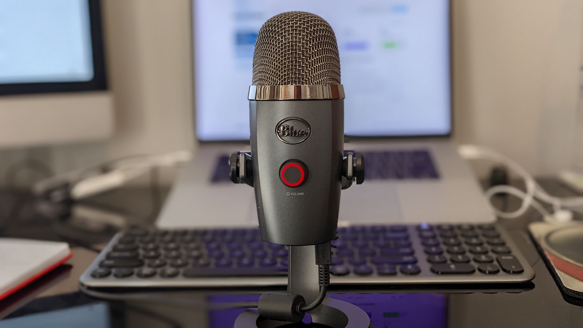 Micro Blue Yeti USB : ce qu’il apporte vraiment quand on débute — microphone Blue Yeti sur bureau