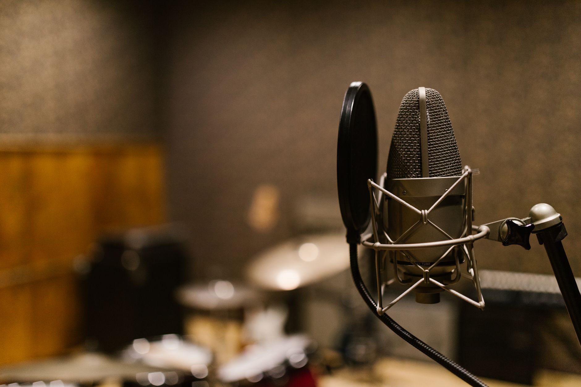 Microphone de studio pas cher : jusqu’où aller avec moins de 100 € ? — configuration de microphone de studio avec équipement audio