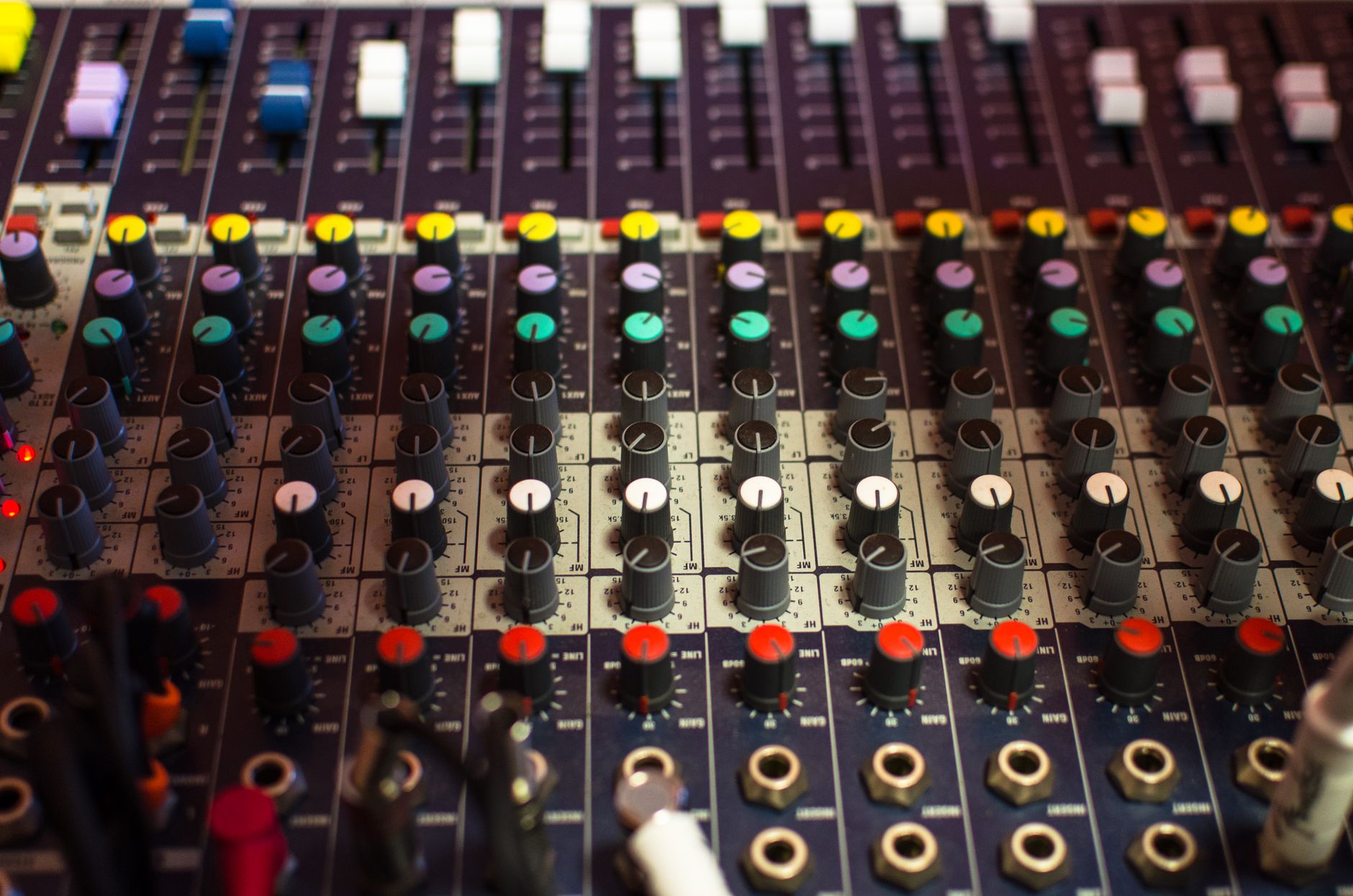Définir la cible sonore avant de mixer une voix comme un pro — équipement de studio de mixage audio
