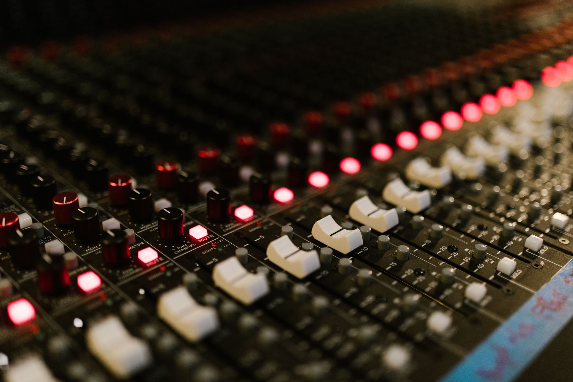Mixer une voix comme un — équipement de studio de mixage audio