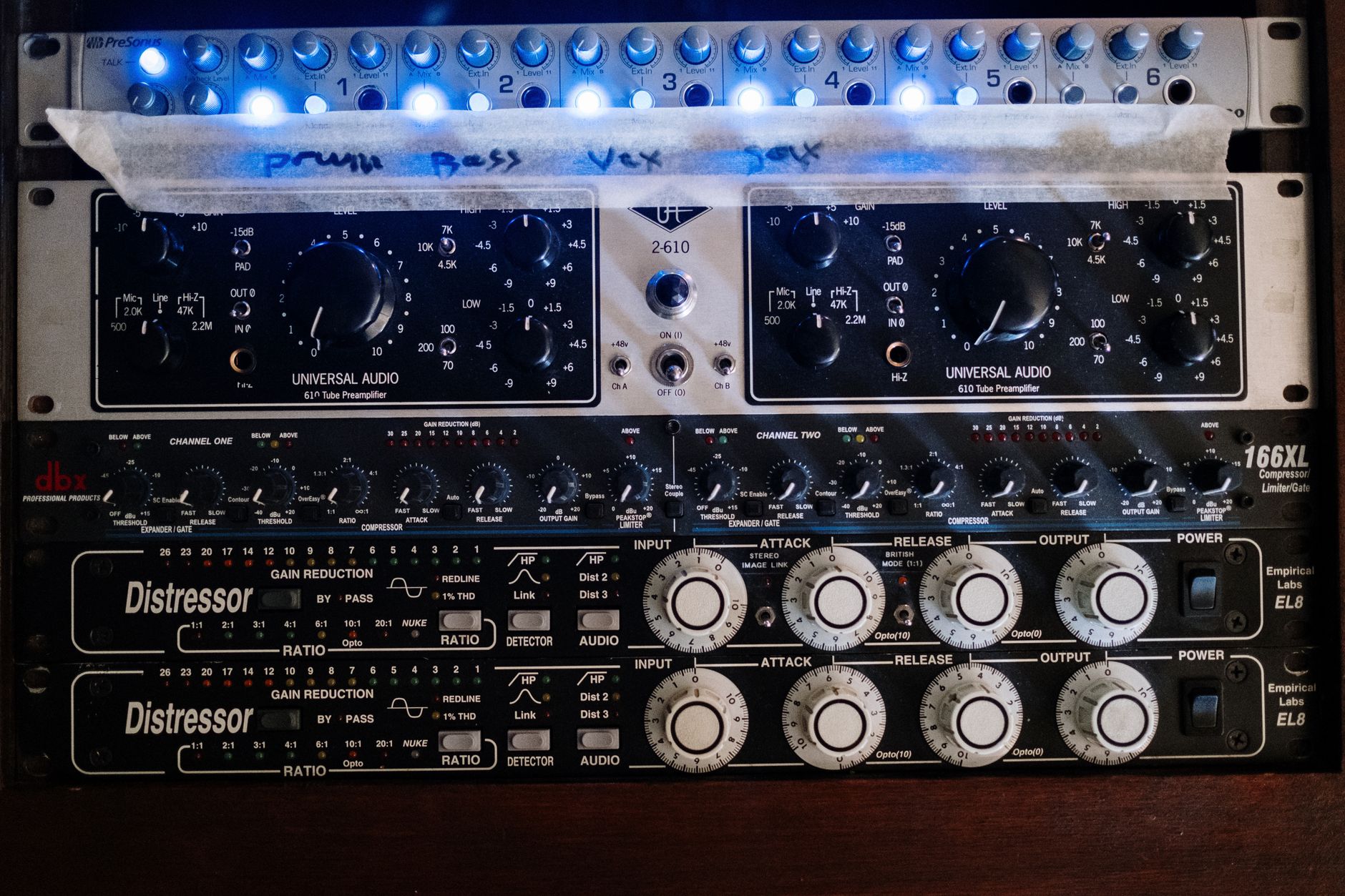 Préampli micro en studio d’enregistrement : comprendre enfin son rôle réel — installation préampli micro en studio
