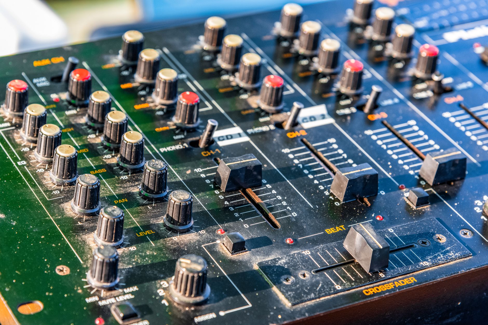 2 voies ou 4 voies : comprendre ce que ça change vraiment dans un set DJ — table de mixage DJ 2 ou 4 voies