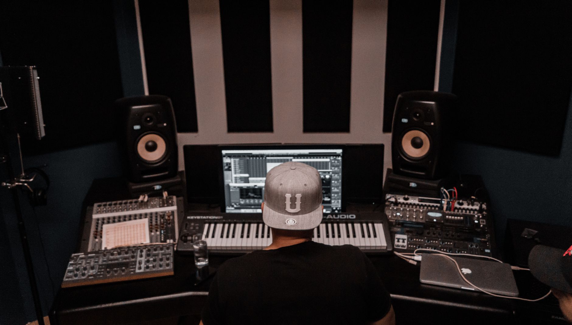 Beatmaker et production musicale moderne : définition concrète d’un métier — équipement de studio de producteur de musique