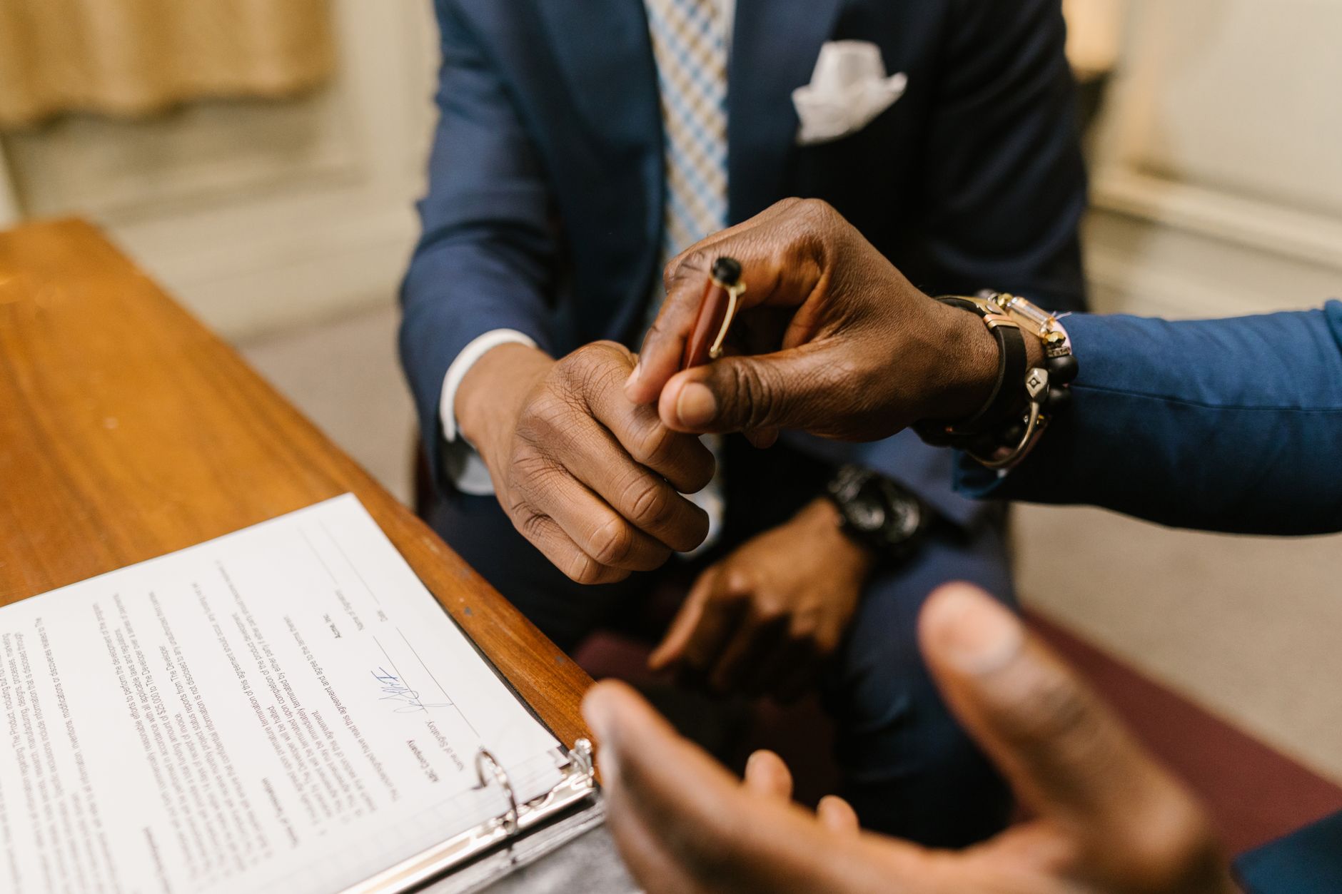 Contrat de licence musique : définition concrète et différence avec les autres contrats — signature contrat de licence musicale
