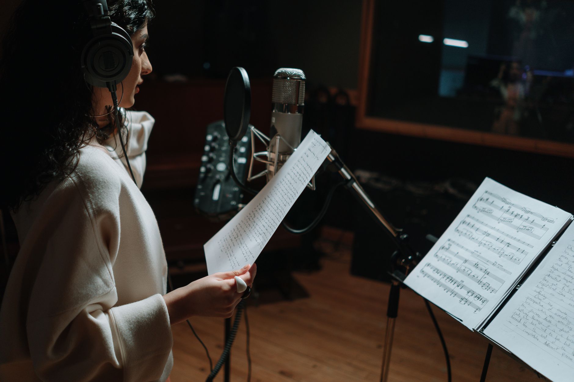 Préparer sa musique avant diffusion sur Spotify gratuit : le morceau doit vraiment tenir la route — musicien enregistrant de la musique en studio