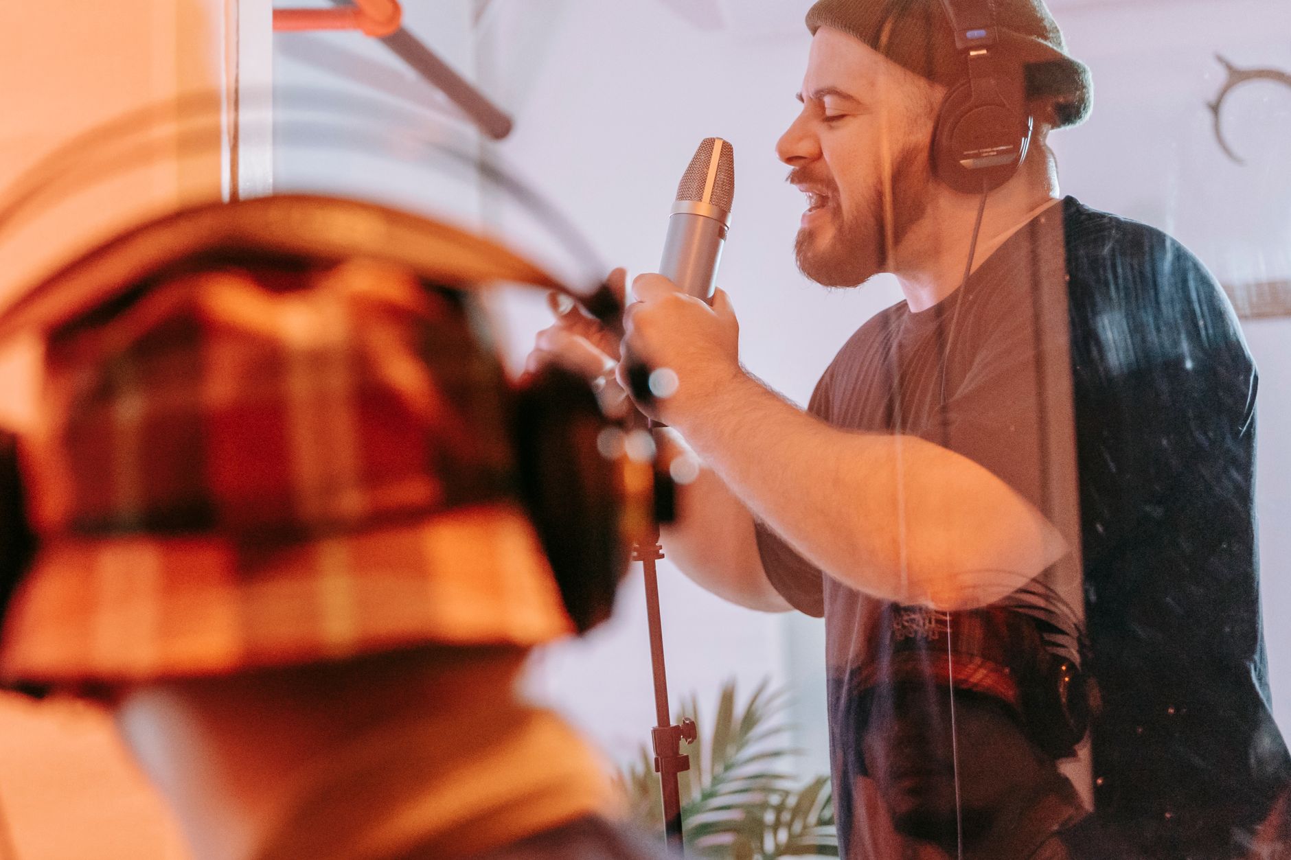 Diffuser sa musique sur Spotify — musicien enregistrant de la musique en studio