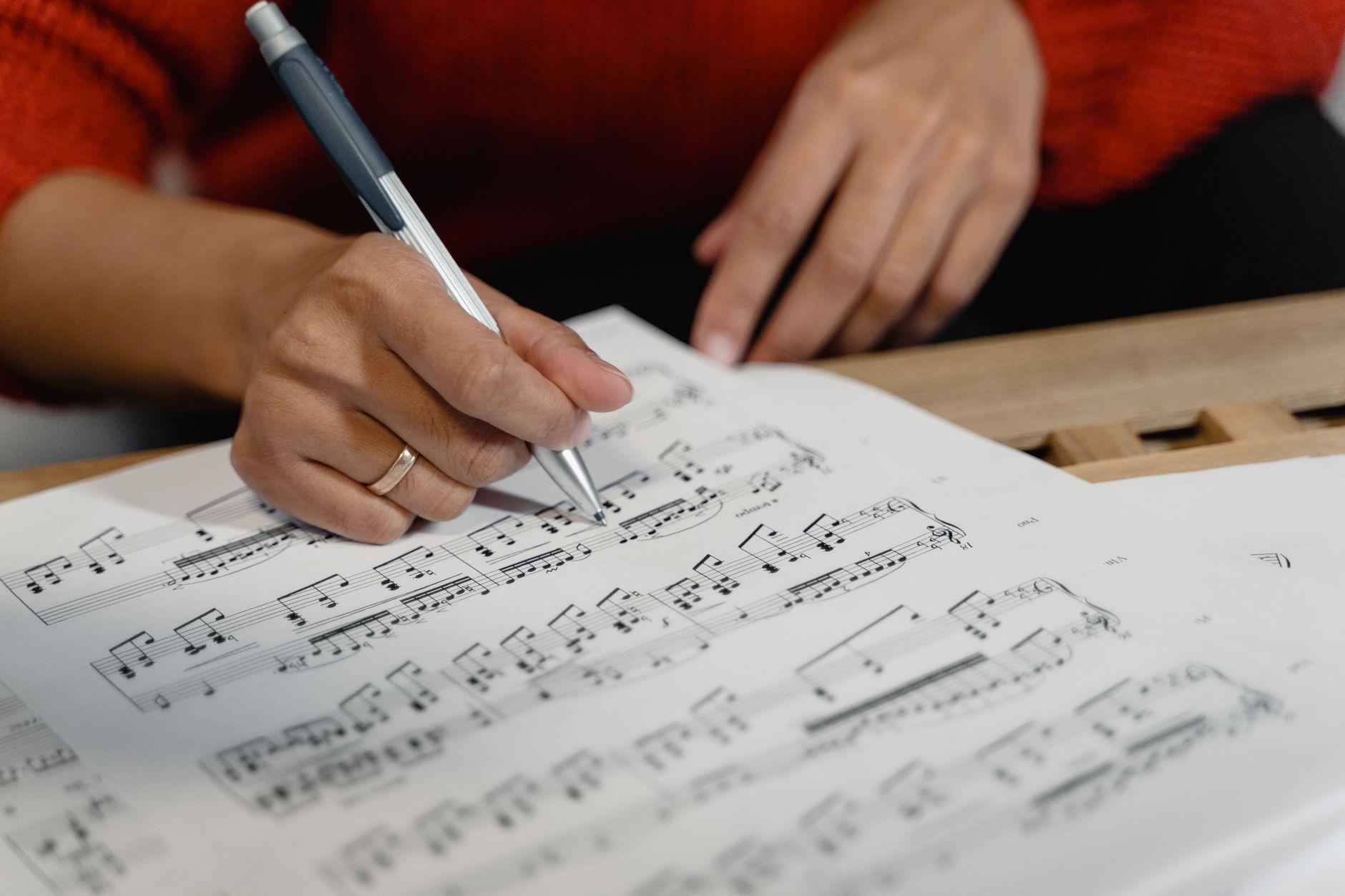 Droits d'auteur en musique ce — musicien écrivant des notes de musique