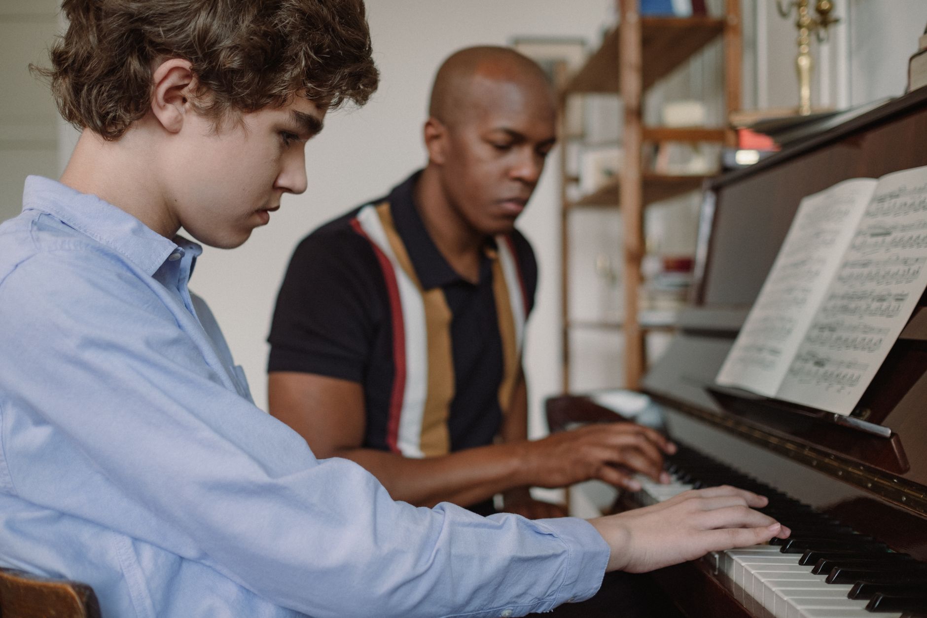 Études de musique en conservatoire : du premier cycle au diplôme pro — étudiants en musique pratiquant des instruments