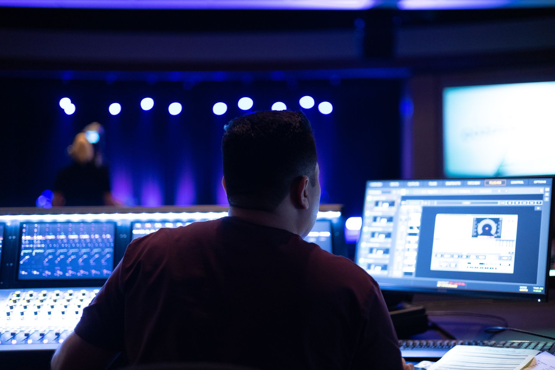 Mastering par IA ou humain : ce qui change vraiment pour votre musique — studio de mastering musical avec équipement