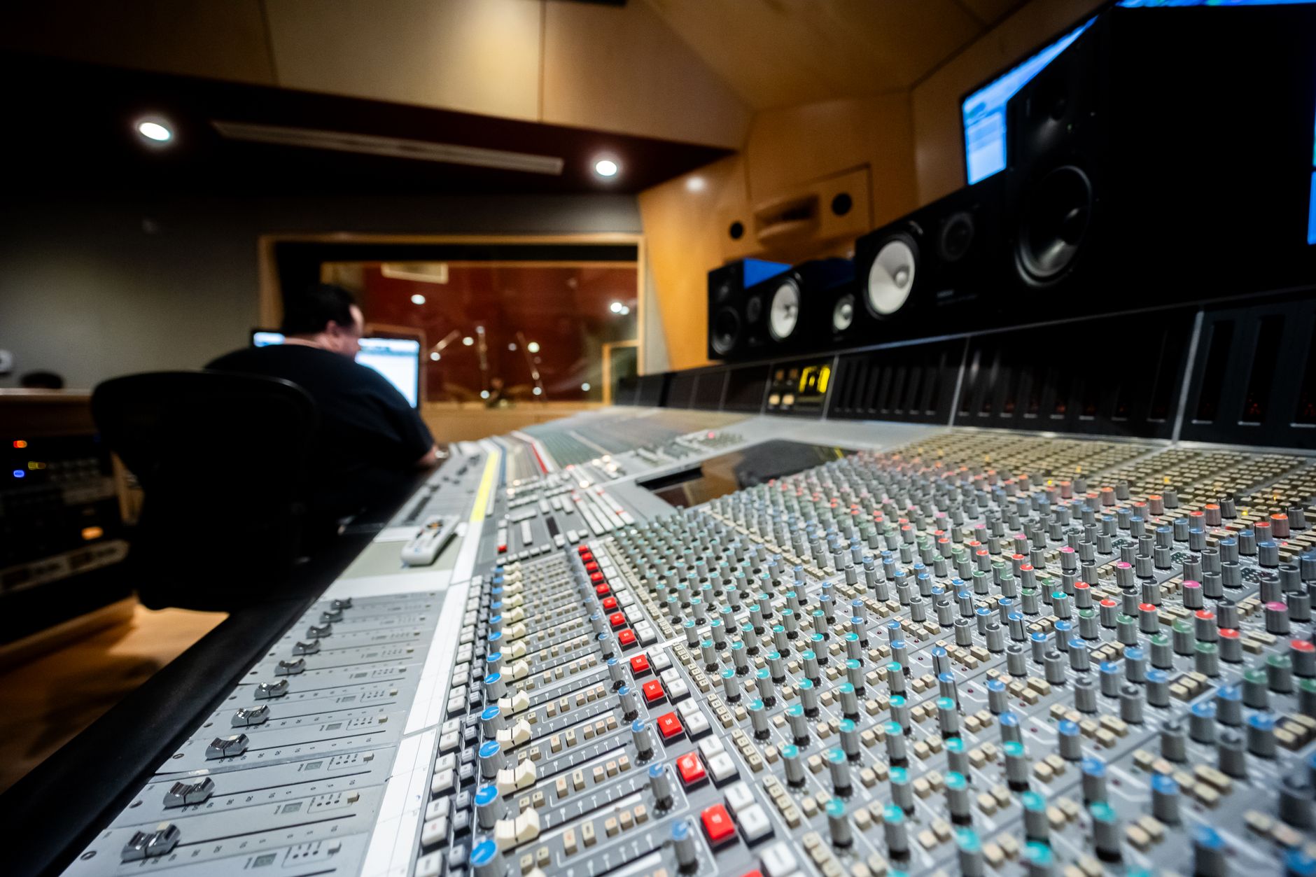 Le mastering par IA vaut-il — studio de mastering musical avec équipement