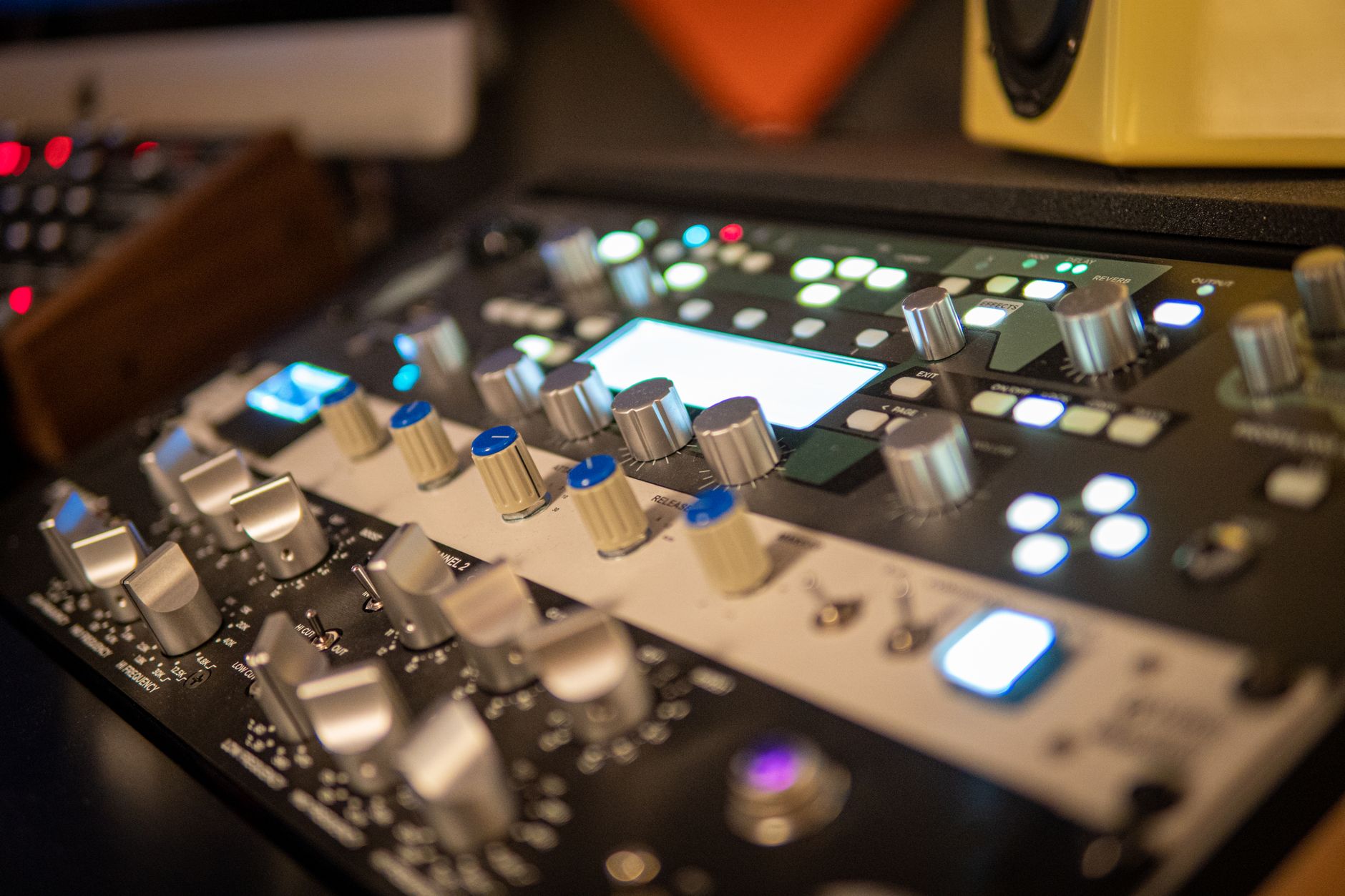Loudness et perception auditive dans la production musicale actuelle — équipement de studio de production musicale