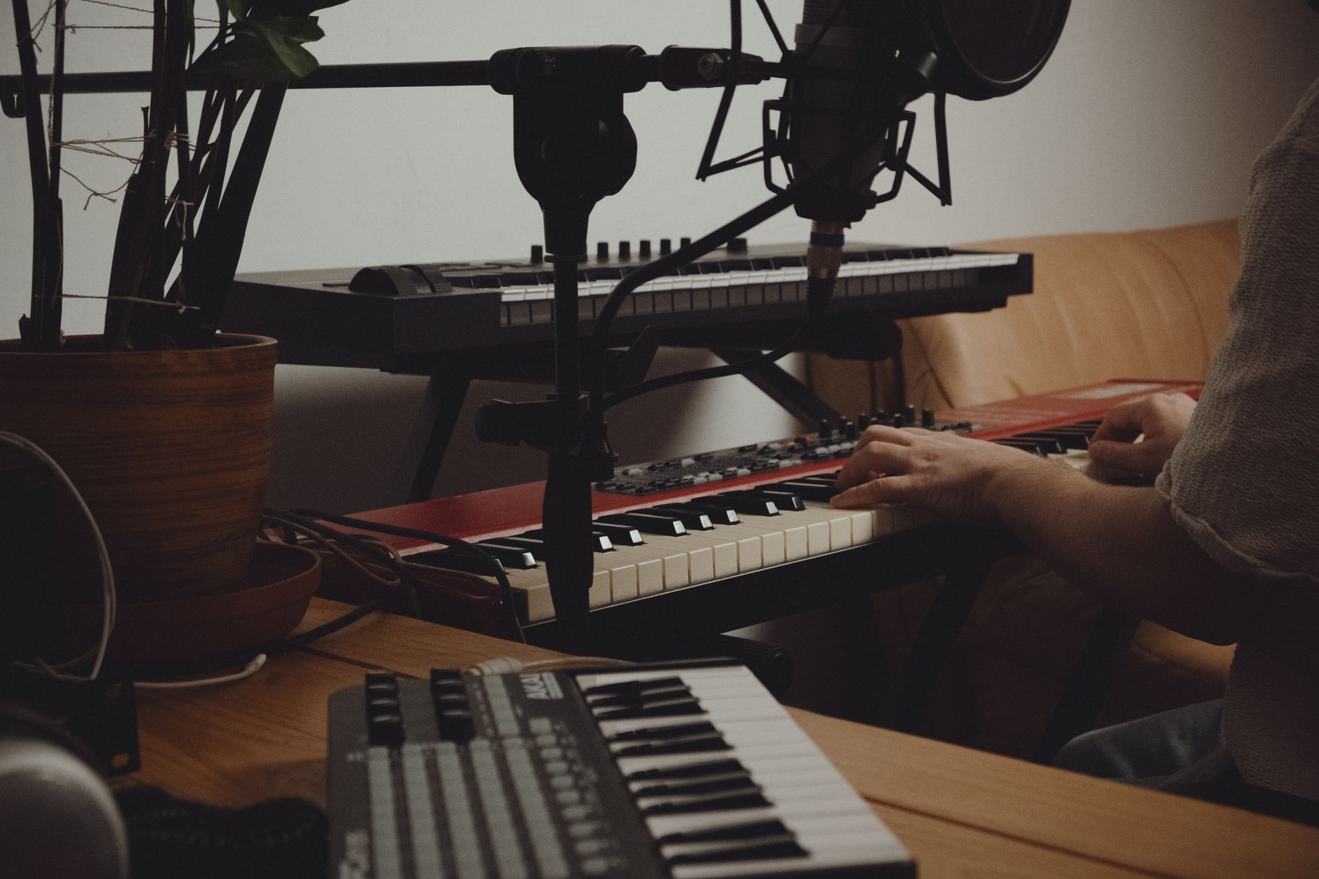 Mettre sa musique en ligne gratuitement en 2026 : comprendre le terrain de jeu — musicien enregistrant de la musique à la maison