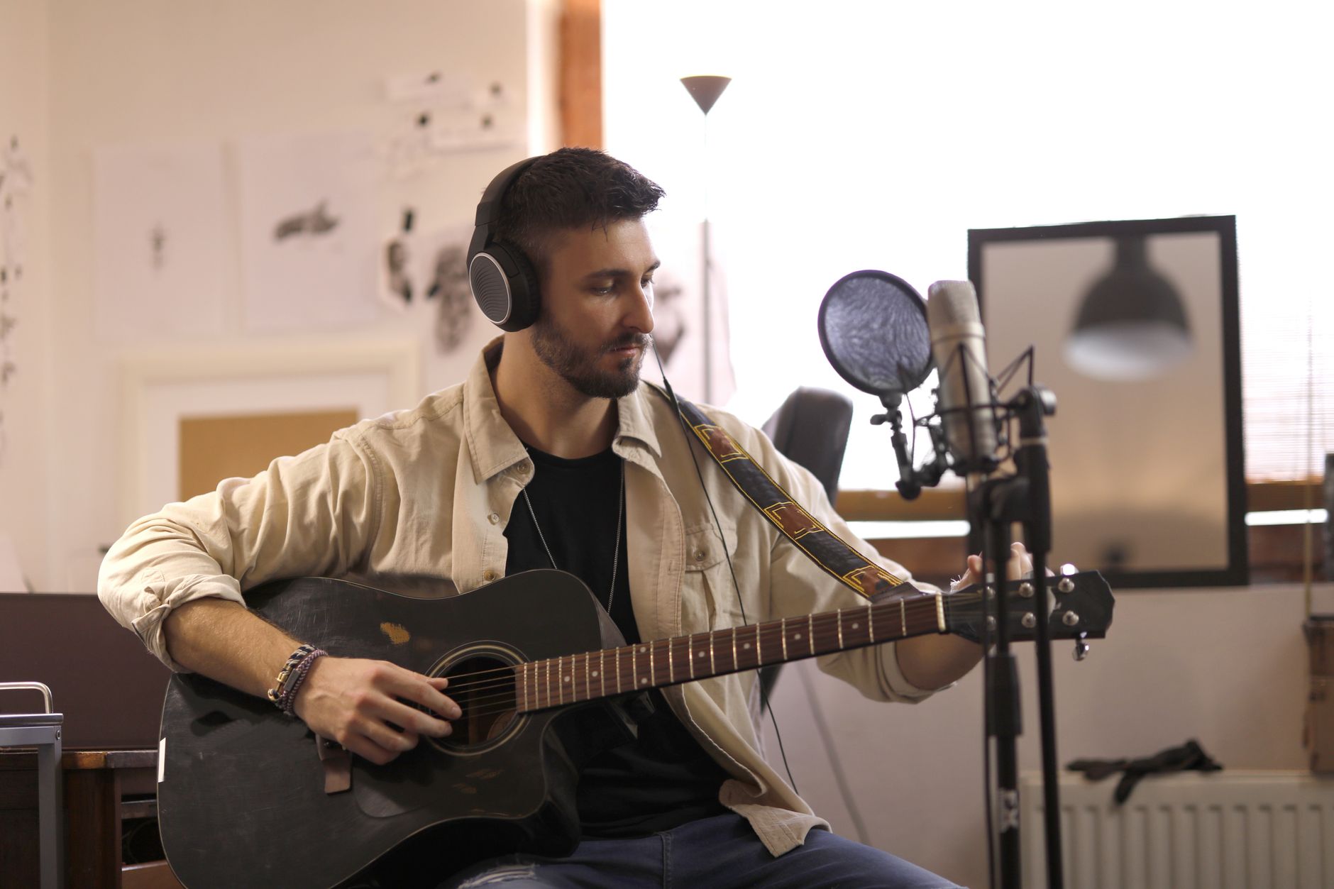 Mettre sa musique en ligne — musicien enregistrant de la musique à la maison