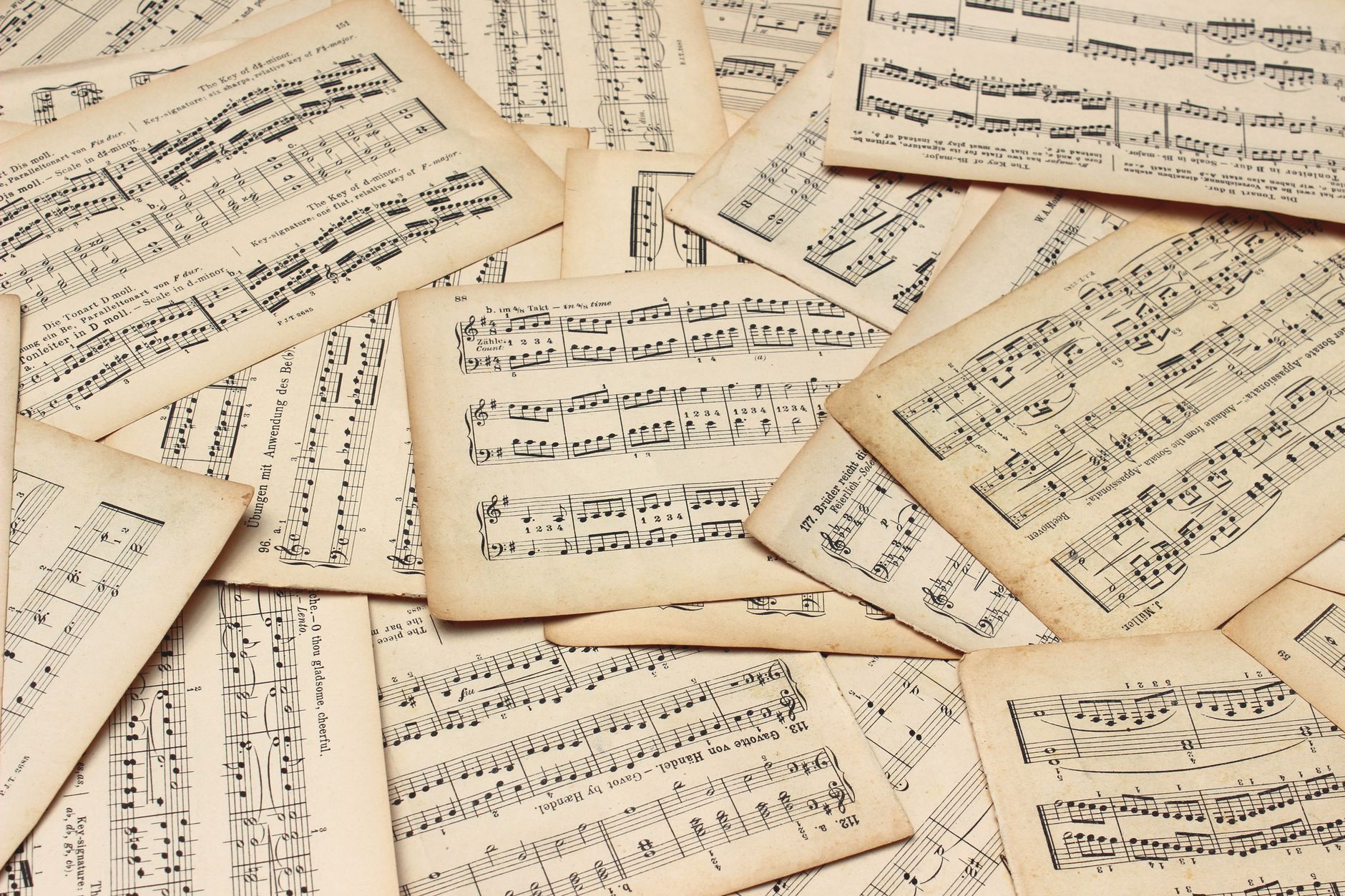 Musique libre de droit gratuite : bien comprendre ce que l’on télécharge — notes de musique sur papier