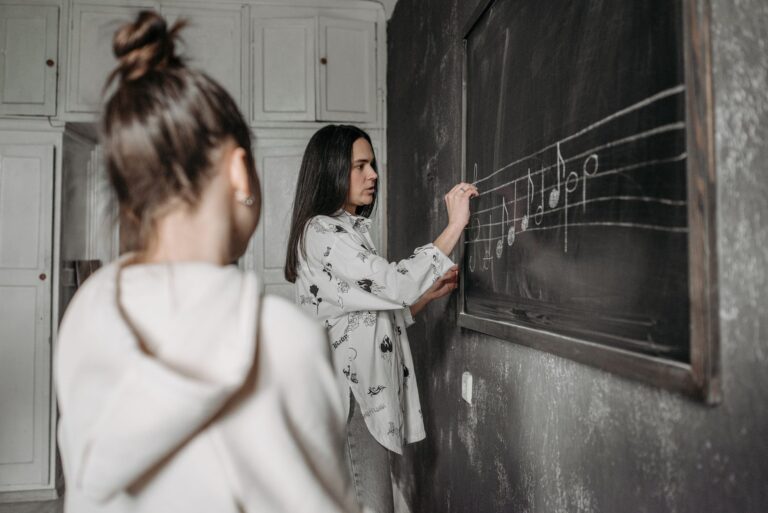 Se former à la musique — salle de classe musique instruments