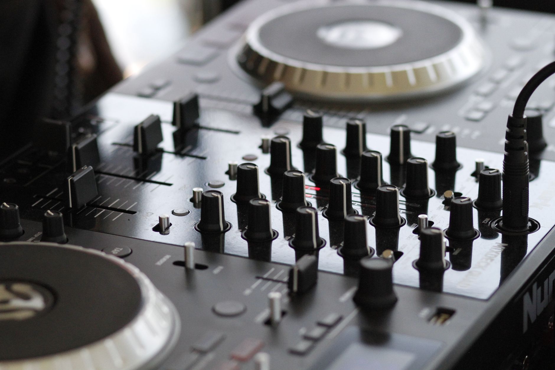 Table de mixage DJ : comprendre ce qu’on paie vraiment selon le niveau — configuration de matériel de mixage DJ