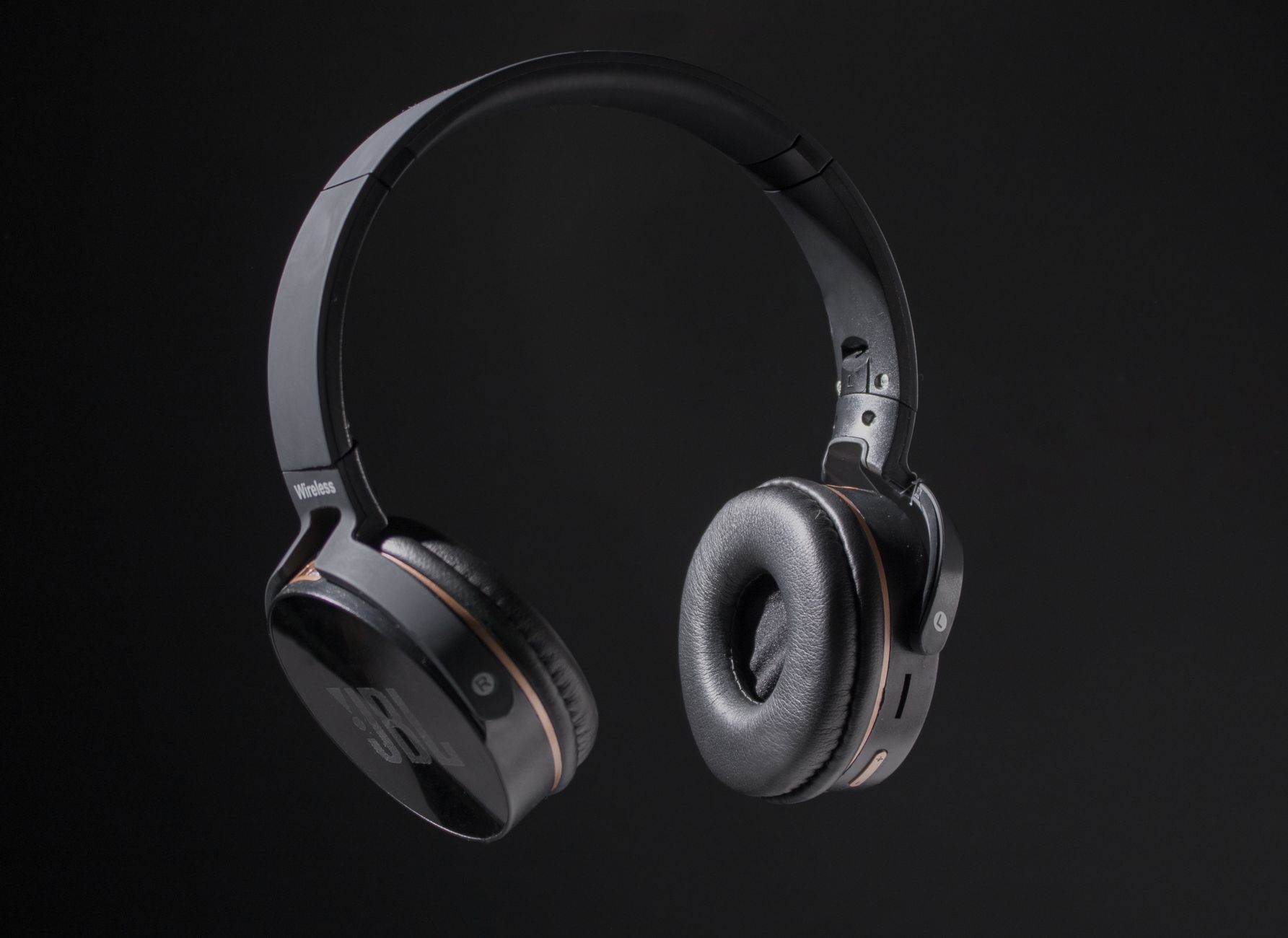 Casques JBL : la signature sonore et ce qu’elle apporte au quotidien — casques JBL sans fil sur une table