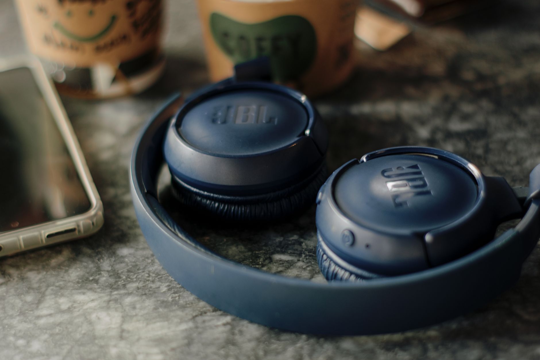 Casques JBL les meilleurs modèles — casques JBL sans fil sur une table