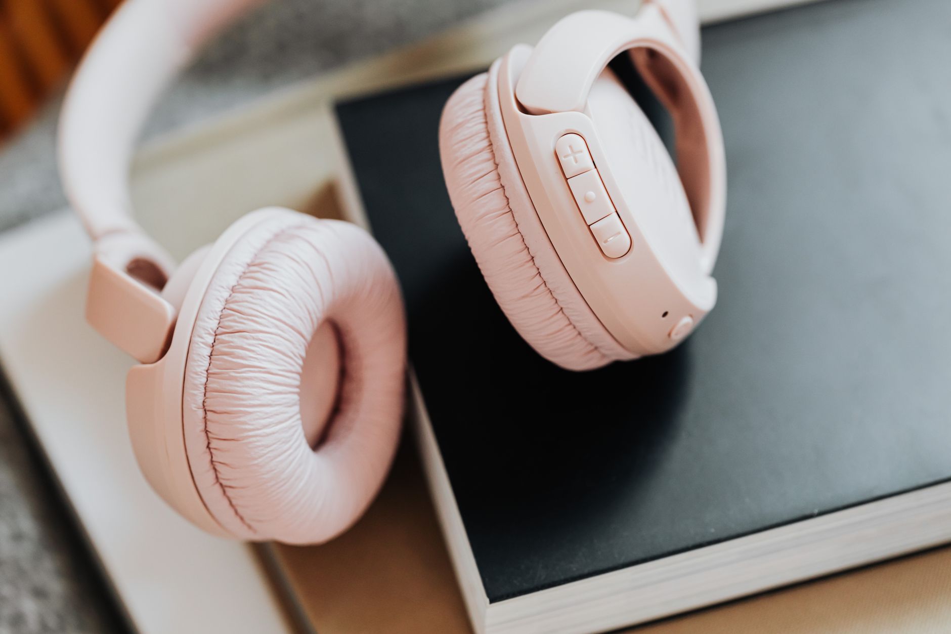 Quel casque Bluetooth choisir en — casque Bluetooth sur un bureau