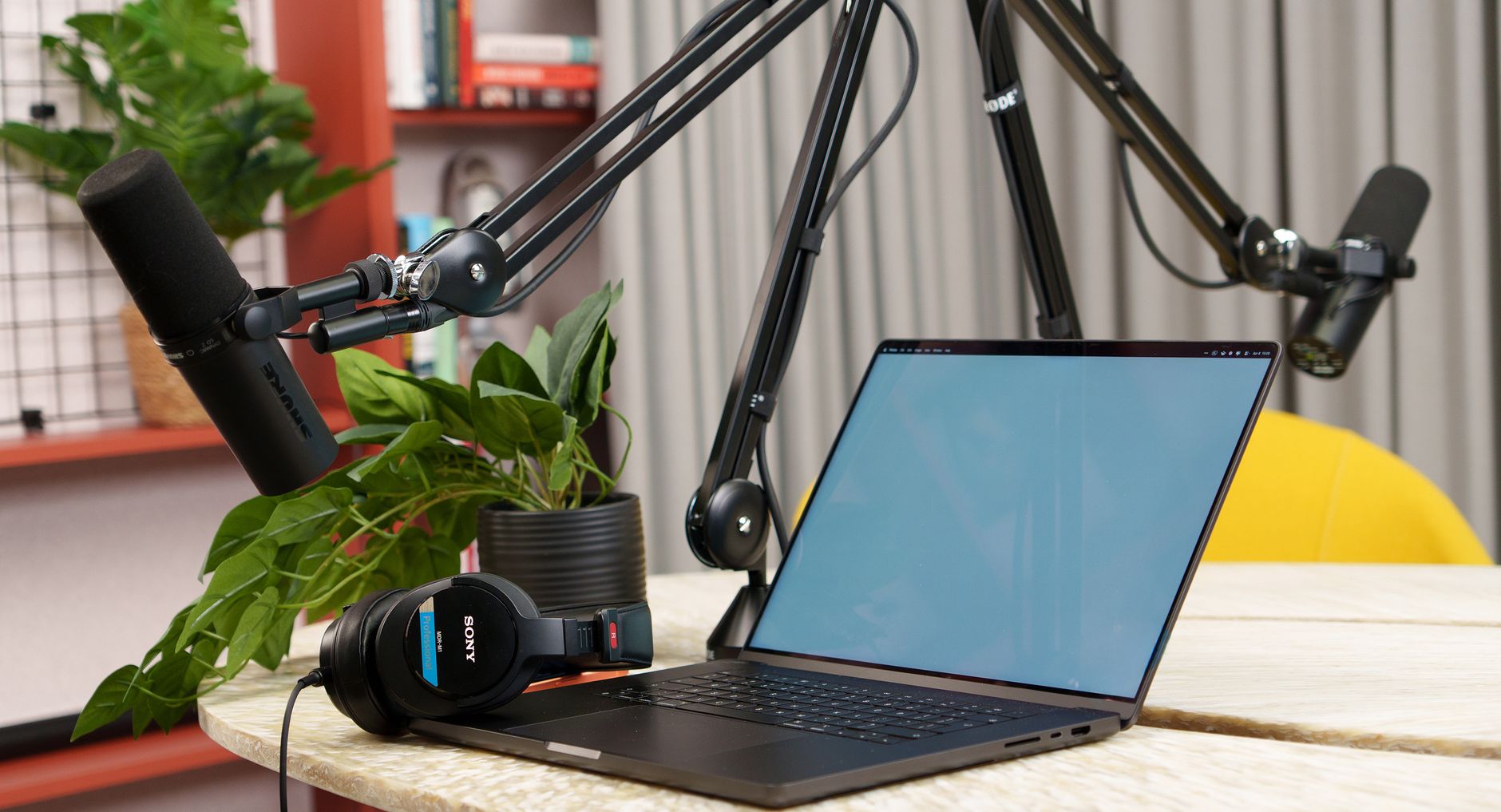 Quels sont les meilleurs casques — casques Sony sur une table en bois